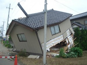 地震で倒壊した家屋2